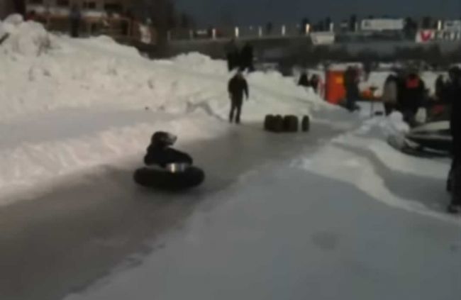 Video: Vďaka zamrznutej rieke si ľudia mohli zahrať ľudský bowling