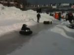 Video: Vďaka zamrznutej rieke si ľudia mohli zahrať ľudský bowling