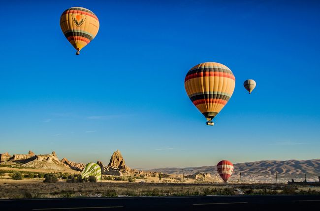 V Egypte sa zrútil teplovzdušný balón s turistami, hlásia obete
