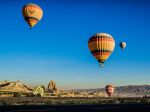 V Egypte sa zrútil teplovzdušný balón s turistami, hlásia obete