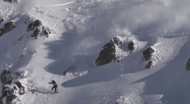 Video: Snowboardista sa spustil po skalnatom svahu. Netušil, že ho prenasleduje lavína