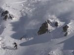 Video: Snowboardista sa spustil po skalnatom svahu. Netušil, že ho prenasleduje lavína