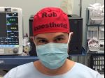Lekár napísal svoje meno na svoju zdravotnícku čiapku. Zachraňuje tým životy
