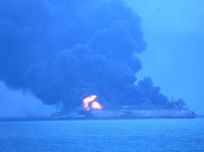 Po kolízii tankera s nákladnou loďou pri pobreží Číny je nezvestných 32 osôb