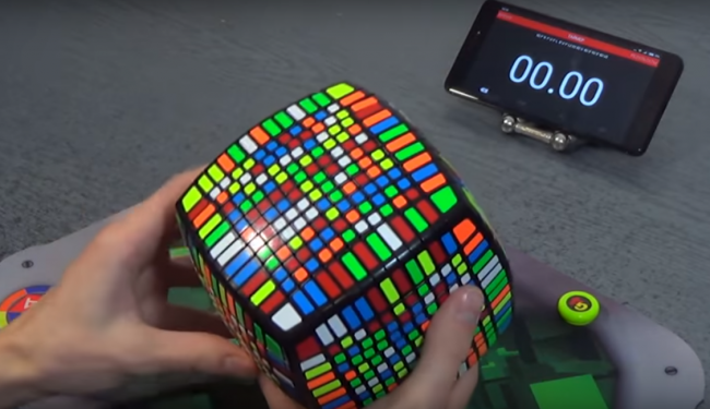 Video: Tento mladík je skutočný génius. Poskladal najzložitejšiu Rubikovu kocku na svete