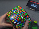 Video: Tento mladík je skutočný génius. Poskladal najzložitejšiu Rubikovu kocku na svete