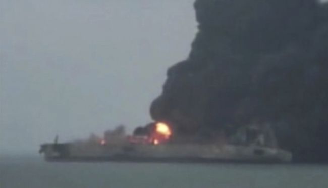 Horiaci tanker môže vybuchnúť a spôsobiť ekologickú katastrofu