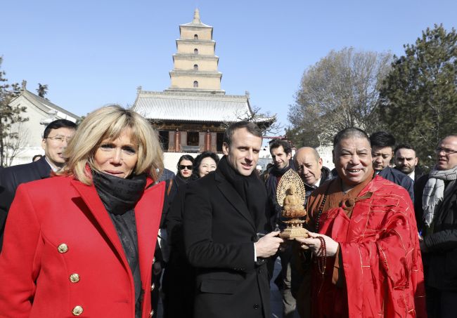 Macron chce v Číne dosiahnuť prehĺbenie vzťahov a účasť na Hodvábnej ceste