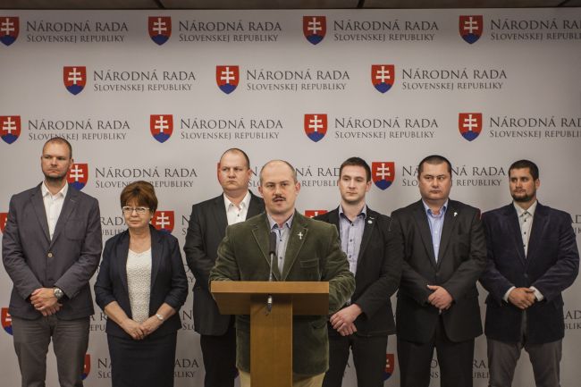 Kotlebovci navrhujú znížiť počet poslancov zo 150 na 100