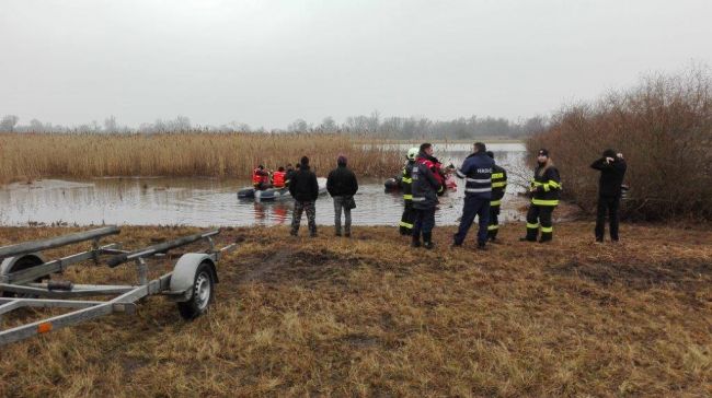 Foto: Devínske jazero prehľadávajú hasiči. Pátrajú po žene, ktorá je nezvestná už 4. deň