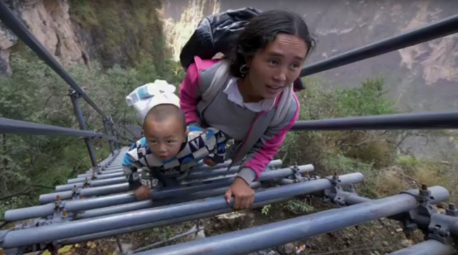 Video: Chudobní Číňania chodia denne po tomto rebríku. Trúfli by ste si naň?