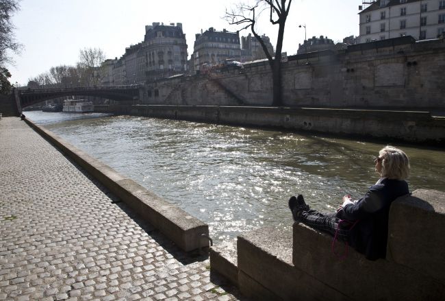 Parížske ulice pozdĺž Seiny uzatvárajú pre hrozbu záplav