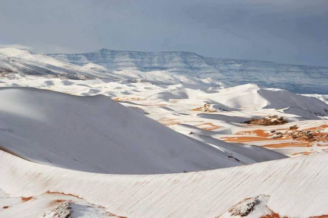 Video: Na púšti na Sahare napadol sneh. Už po štvrtýkrát za posledných 37 rokov!
