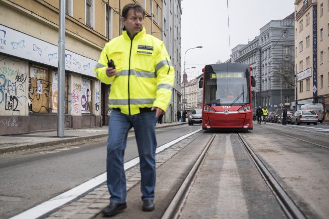 Polícia vyšetruje nehodu električky a chodca