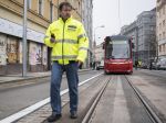 Polícia vyšetruje nehodu električky a chodca