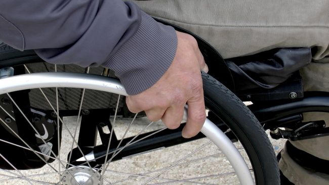 Polícia obvinila šesť osôb, mali nútiť invalidov žobrať v zahraničí