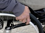 Polícia obvinila šesť osôb, mali nútiť invalidov žobrať v zahraničí