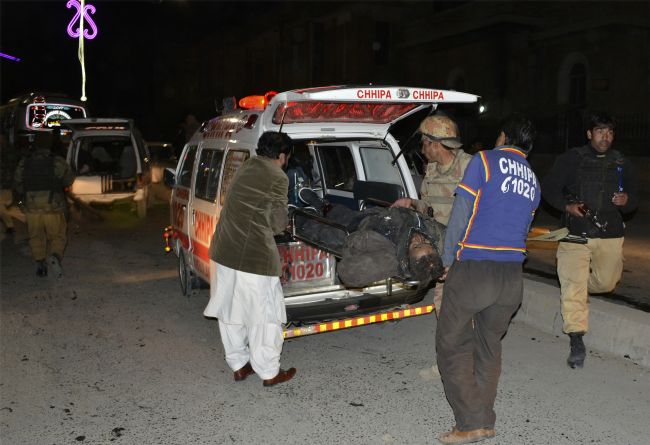 Bombový útok na políciu v Pakistane neprežilo 6 ľudí