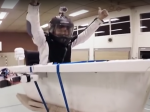 Video: Dvaja bratia vyrobili prvú lietajúcu vaňu na svete