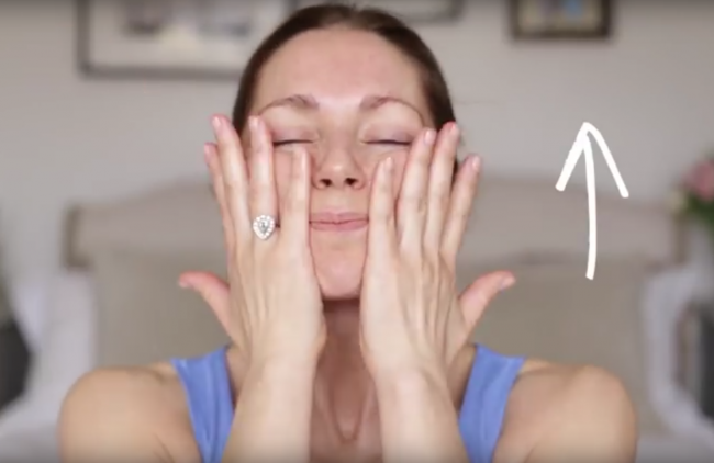 5-minútová masáž tváre, vďaka ktorej budete vyzerať mladšie