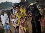 Desiatich Rohingov z masového hrobu zabili mjanmarskí vojaci a dedinčania
