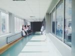 Pacienti v britských nemocniciach zomierajú na chodbách, lekári bijú na poplach