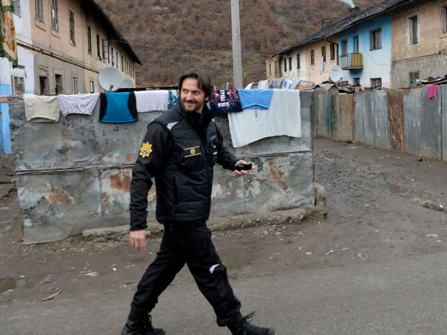 Kaliňák zachraňuje vlastnú kariéru vyťahovaním rómskej karty, tvrdí SaS