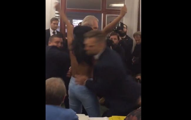 Video: Na Zemana vo volebnej miestnosti skočila nahá cudzinka