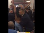 Video: Na Zemana vo volebnej miestnosti skočila nahá cudzinka