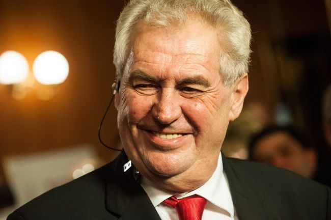 Zeman poďakoval voličom za podporu a zagratuloval Jiřímu Drahošovi
