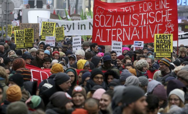 Tisíce ľudí protestovali vo Viedni proti novej vláde s účasťou FPÖ