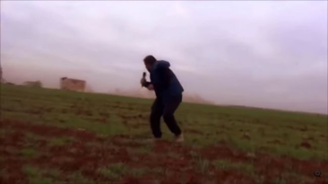 Video: Reportéra pri vysielaní takmer zasiahla bomba