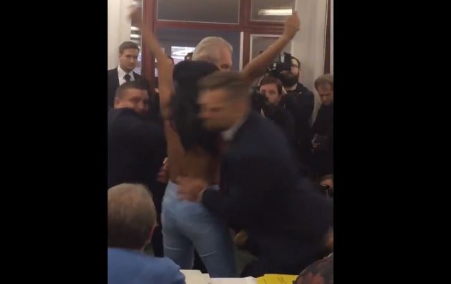 Ukrajinku, ktorá vybehla pred Zemana, vyhostili z Česka