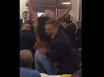 Ukrajinku, ktorá vybehla pred Zemana, vyhostili z Česka