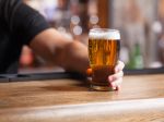 Traja z piatich Britov pijú alkohol v dôsledku každodenného stresu, ukázal prieskum
