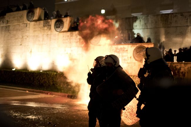 Polícia zasahovala proti radikálom pred parlamentom v Aténach