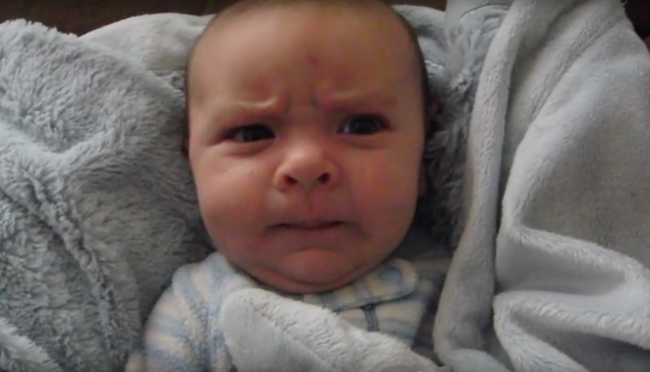 Video: Otec sa opýtal bábätka, či sa dobre vyspalo. Jeho reakcia baví internet