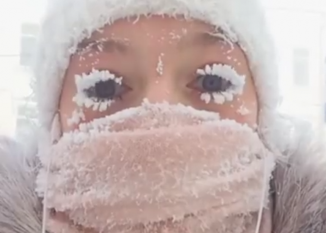 Video: Zdá sa vám vonku chladno? Návšteva tejto ruskej dedinky vás presvedčí o opaku