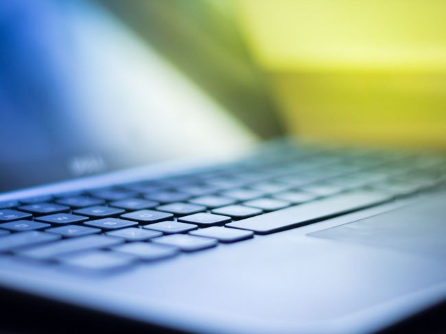 Bratislavčania mali ukradnúť notebook, hrozia im až dva roky väzenia