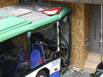 Zranených z havarovaného autobusu je takmer 50, piati bojujú o život