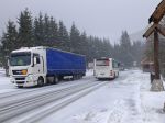 Žilinský kraj zasiahlo husté sneženie, polícia žiada vodičov o zvýšenú pozornosť