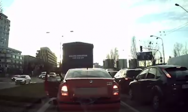 Video: Drzý vodič v Bratislave: Vrece s odpadkami vyhodil priamo na križovatke