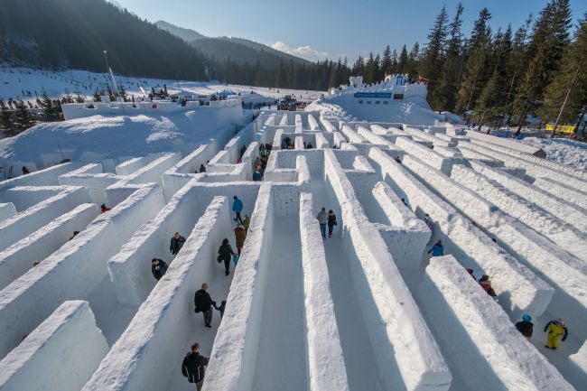 Video: Neďaleko slovenských hraníc otvorili veľkolepý labyrint. Celý je zo snehu!