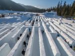 Video: Neďaleko slovenských hraníc otvorili veľkolepý labyrint. Celý je zo snehu!
