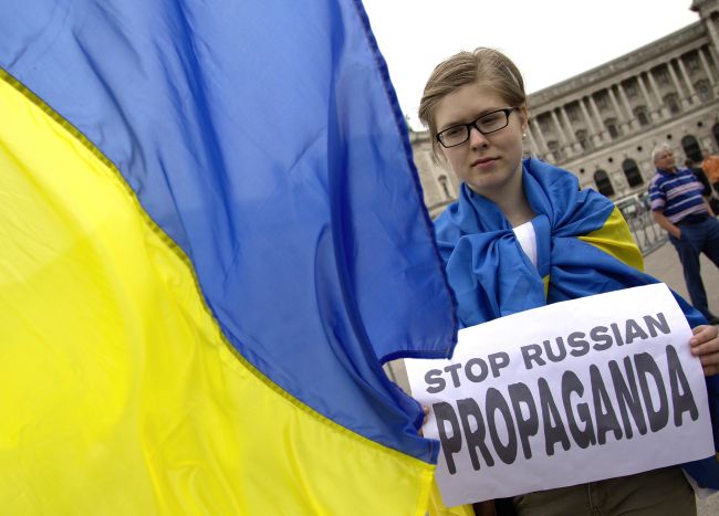 Europoslanci žiadajú posilniť nástroje a tím EÚ na boj proti ruskej propagande