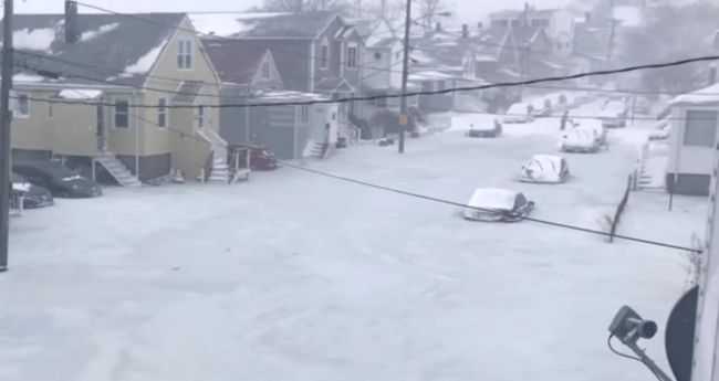 Video: Sneh a záplava zároveň – v takomto stave našli svoje autá obyvatelia Massachusetts