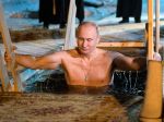 Pravoslávni veriaci v Rusku sa kúpu v posvätených vodách. Bol medzi nimi i Putin
