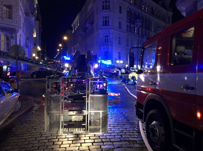 Video: Požiar zachvátil hotel v Prahe, hlásia mŕtvych a ranených