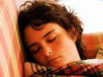 Rozprávanie zo sna: Prečo niektorí ľudia nadávajú počas spánku?