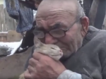 Video: Požiar deduškovi vzal všetko, čo mal. Utešovala ho jeho milovaná mačka